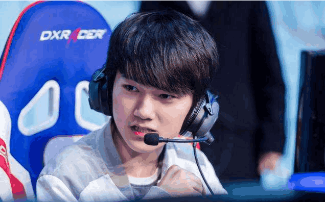 扑克里如何避免过度自信（扑克游戏中防止自信过度的策略）